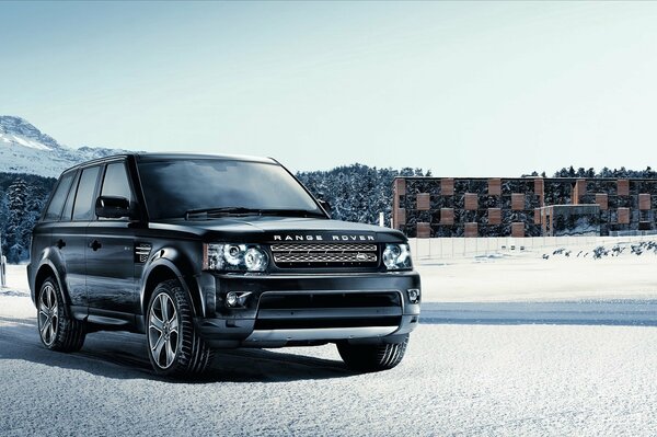 Range rover зимой под солнцем