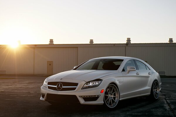 Mercedes clase Business blanco en el estacionamiento