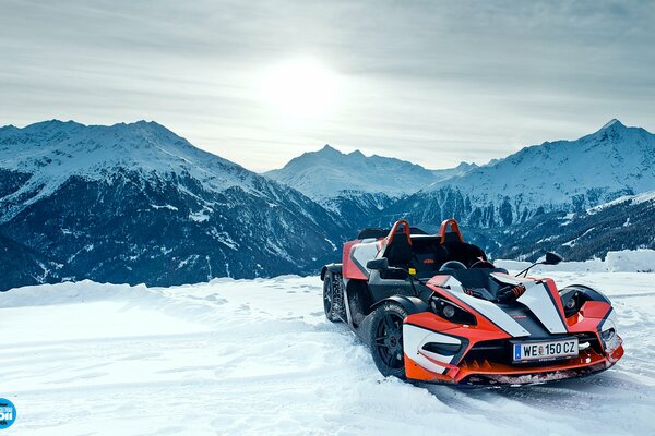 Potente supercar su un pendio innevato