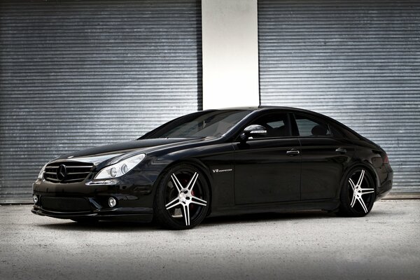 Красивый черный автомобиль мерседес cls 55