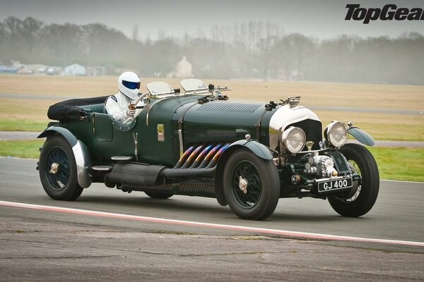 RETRO BENTLEY BILD AUF DER BESTEN FERNSEHSENDUNG