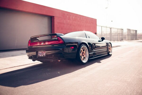 Honda nsx sfreccia in città ad alta velocità