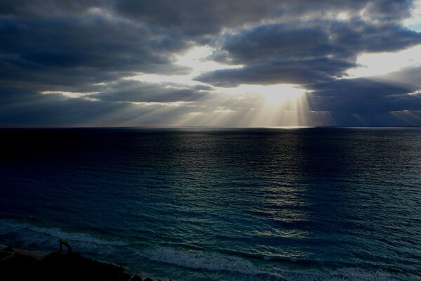 El oscuro y sombrío mar azul