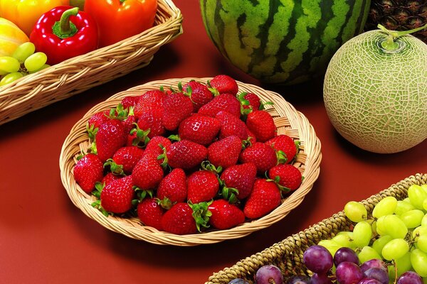 Mesa con frutas frescas, bayas y verduras