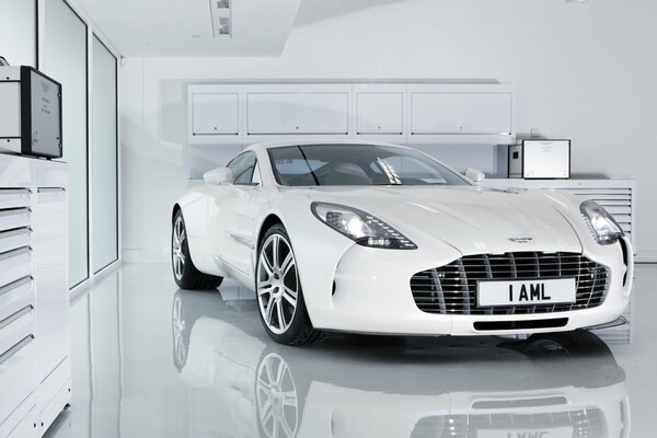 Белый aston martin one-77 с отражением