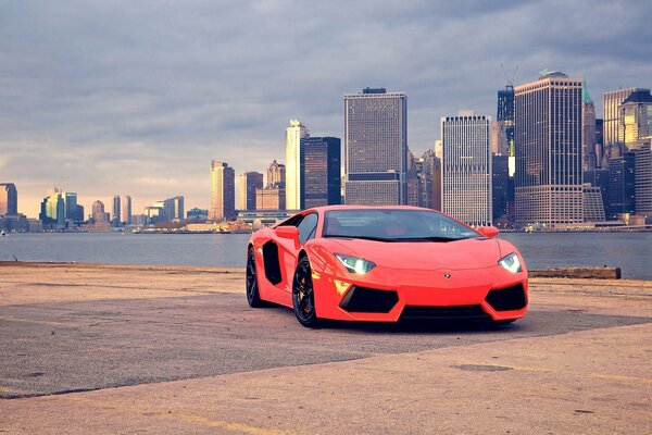 Fotografía de Lamborghini en el fondo de los rascacielos