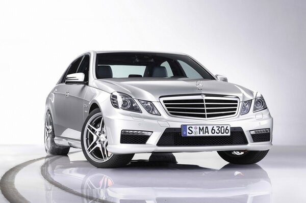 Blanc allemand mercedes-benz classe e sur fond blanc