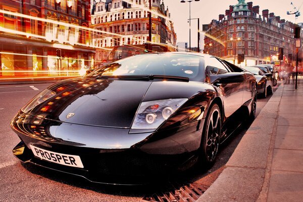 Lamborghini nelle luci della sera della città. Macchina nera