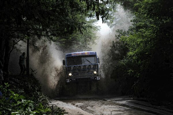 KAMAZ nel fango al rally Parigi-Dakar