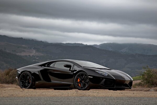 Lamborghini aventador vor dem Hintergrund einer wunderschönen Landschaft