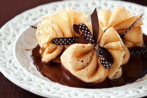 Tortitas de chocolate de autor en un plato