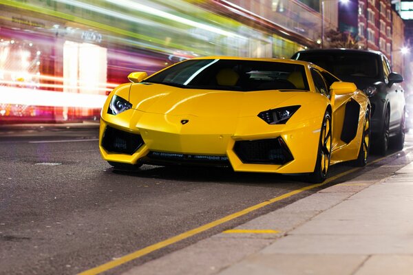 Lombargini jaune chic dans la rue de la ville