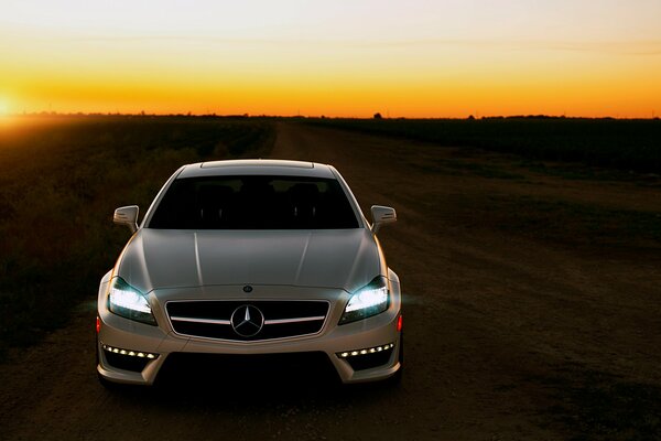 Auf dem Feld bei Sonnenuntergang ist ein weißer Merceles mit Abmessungen