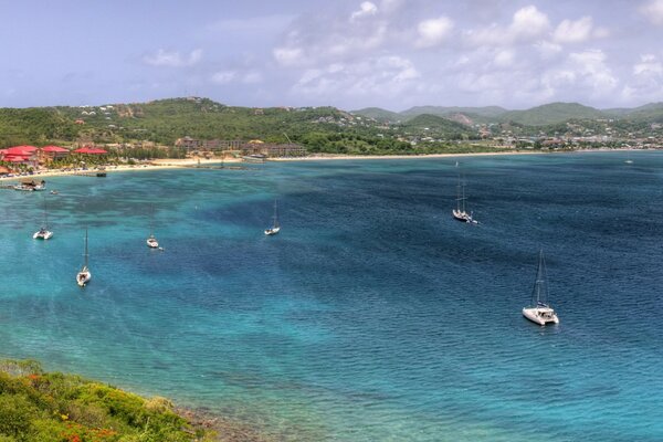 Les gens de vacances sur la mer, où le soleil, bateau