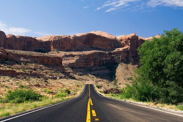 La strada che poggia sulle montagne