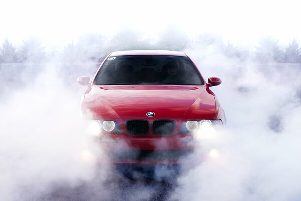 Rouge audacieux bmw imola rouge dans la fumée