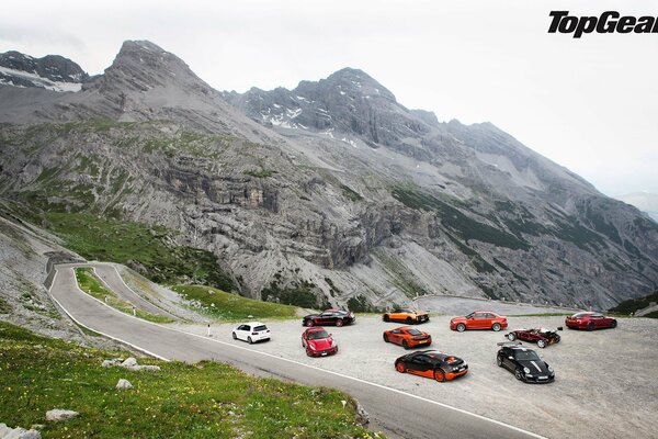 Bellissimo paesaggio con auto da corsa