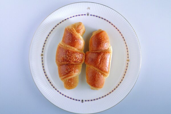 Croissants auf einem weißen Teller. Hintergrundbild