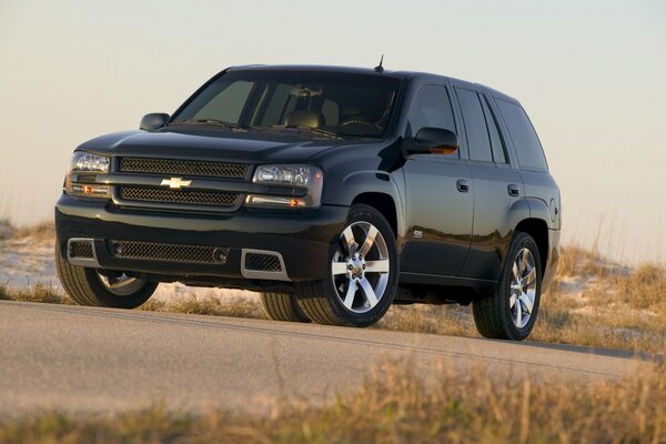 Chevrolet SUV negro, trialblazer, ss en la carretera