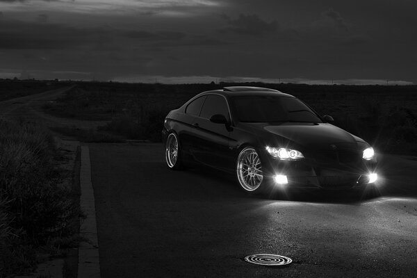 Voiture noire dans la nuit noire