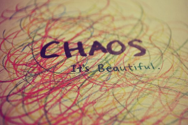 Die Aufschrift Chaos. It s beautiful unter den bunten Linien