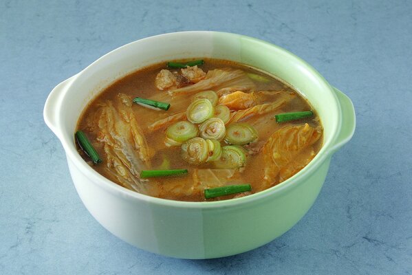 Schöne Zwiebelsuppe in einem ungewöhnlichen Teller