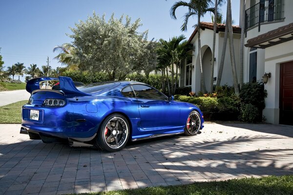 Toyota Supra blu sintonizzata a casa