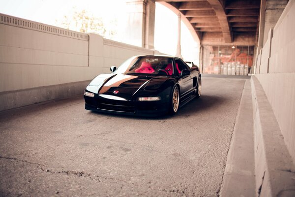 Honda nsx sulla strada in una grande città