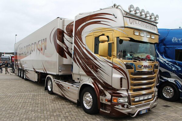 Camion tuning scania avec cabine dorée