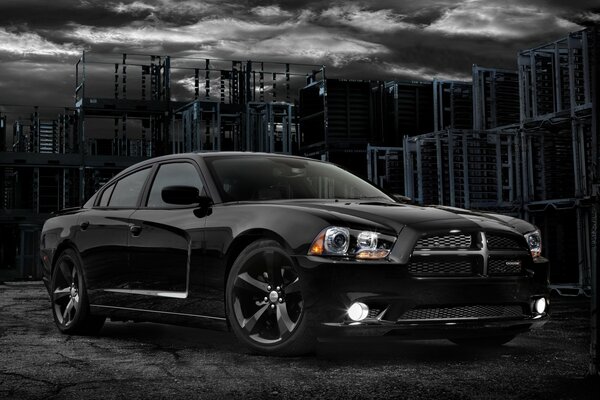 Dodge Black am Umspannwerk unter schwarzem Himmel