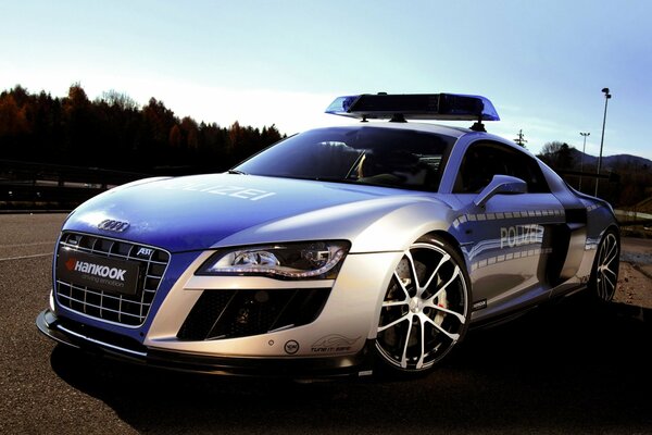 Polizeikonzeptwagen mit Audi r8