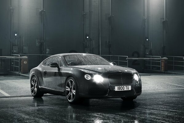 Die Nacht. Der Regen. Und sie.. Bentley Continental