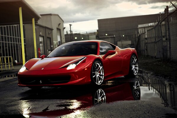 Ferrari 458 coche rojo en el fondo de la calle