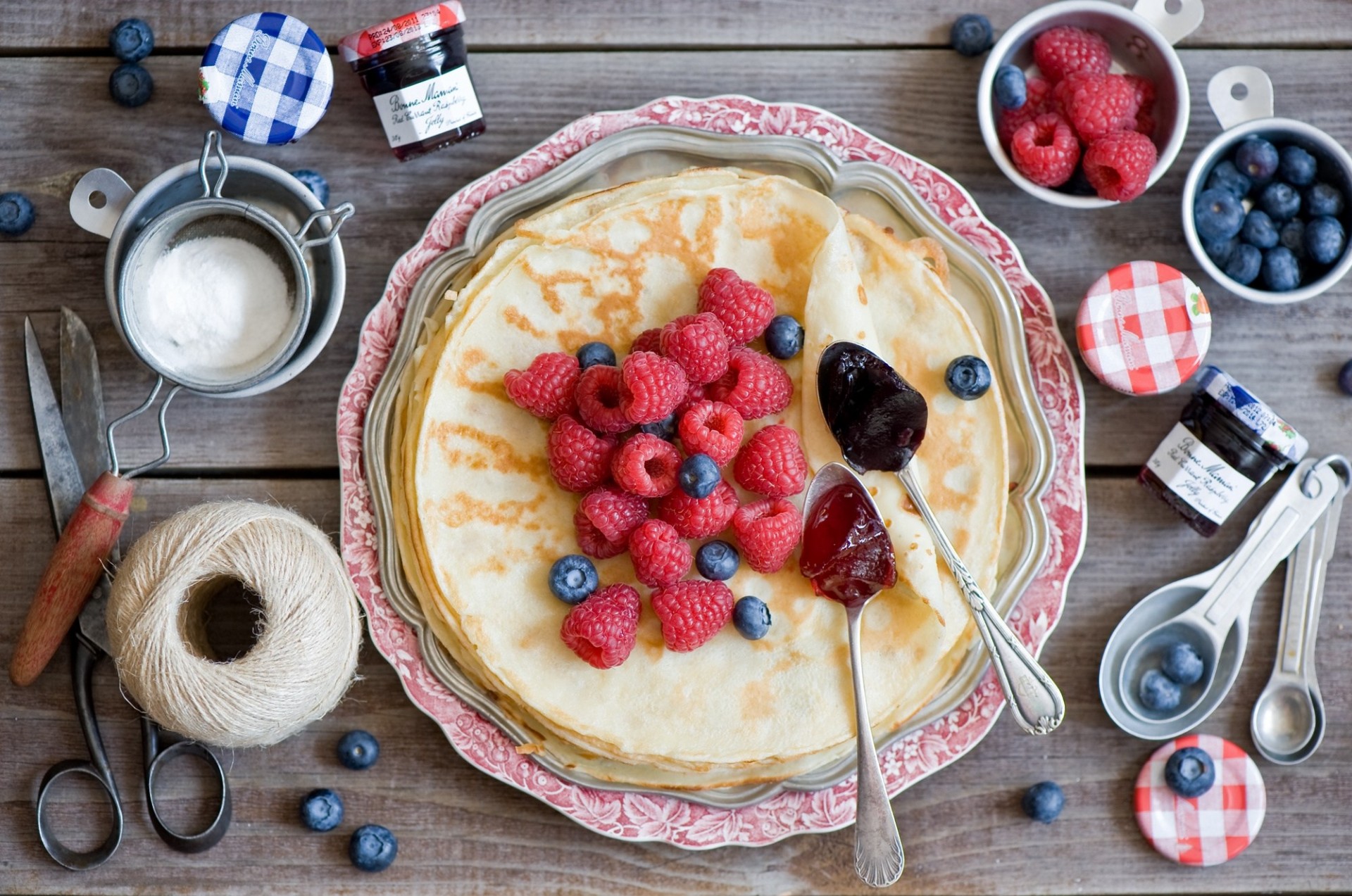 ficelle framboises myrtilles crêpes lit baies confiture ciseaux