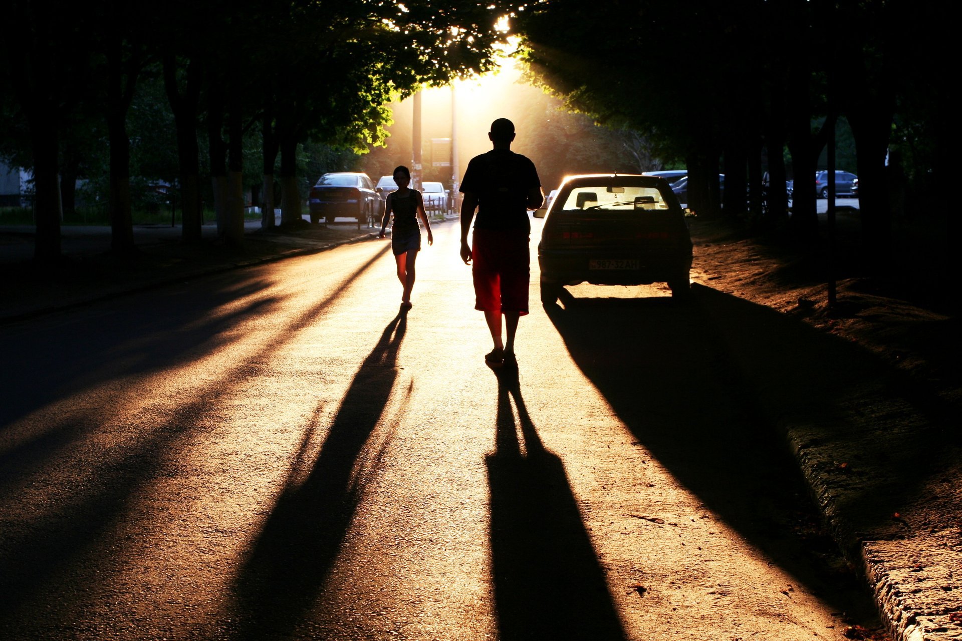 photo perfekte einstellung schatten stadt autos stadt straße menschen sonnenuntergang spaziergang