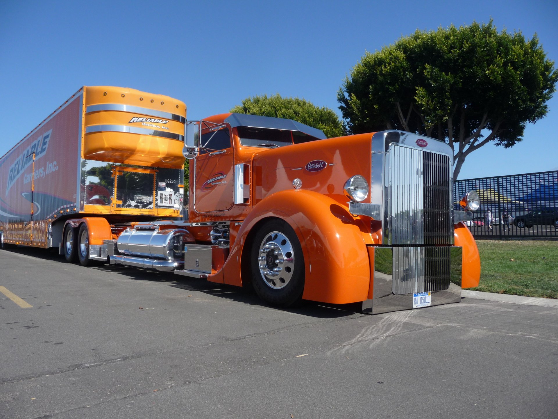 peterbilt camion personalizzato affidabile big rig arancione cabina