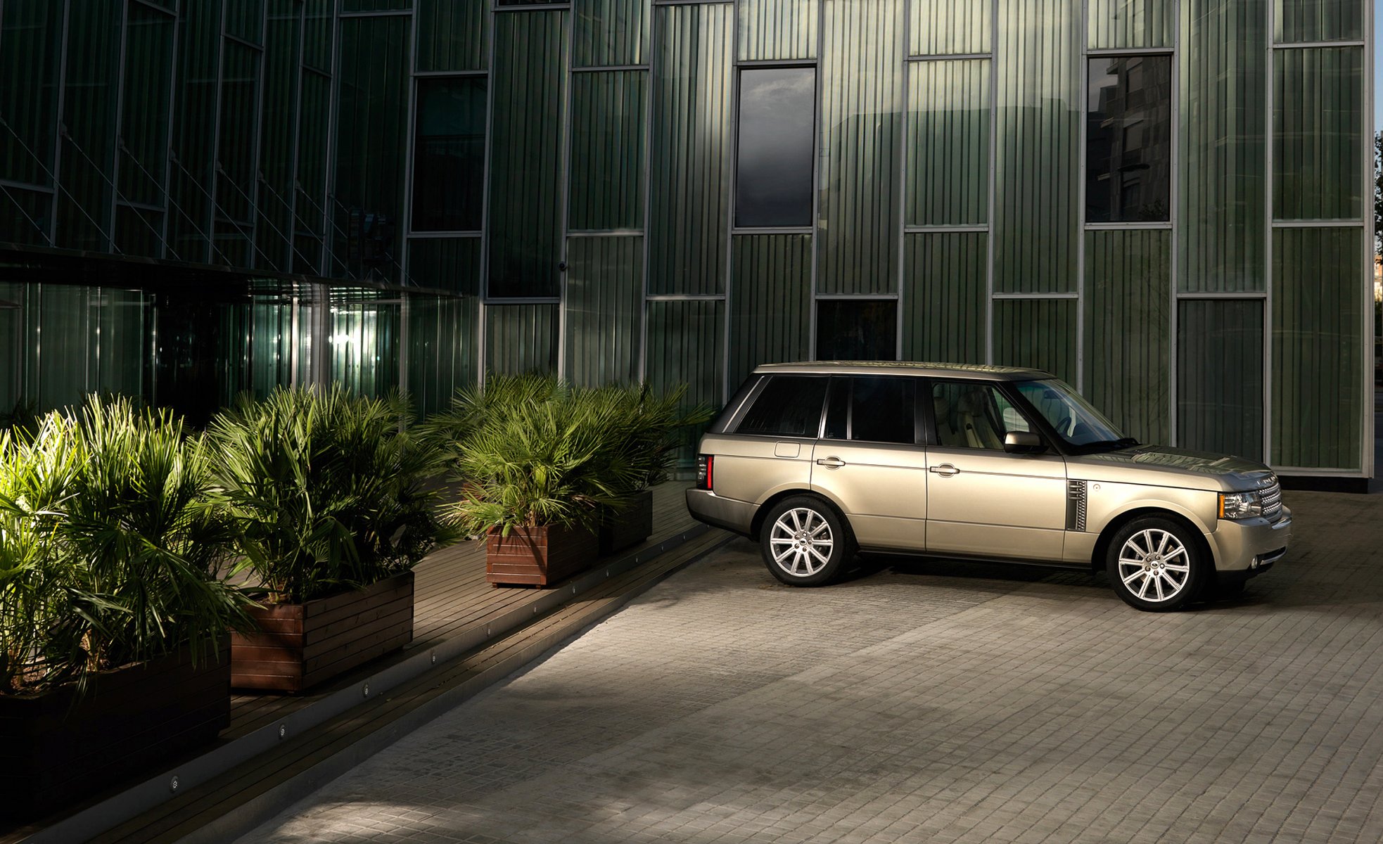 range rover mansión noche