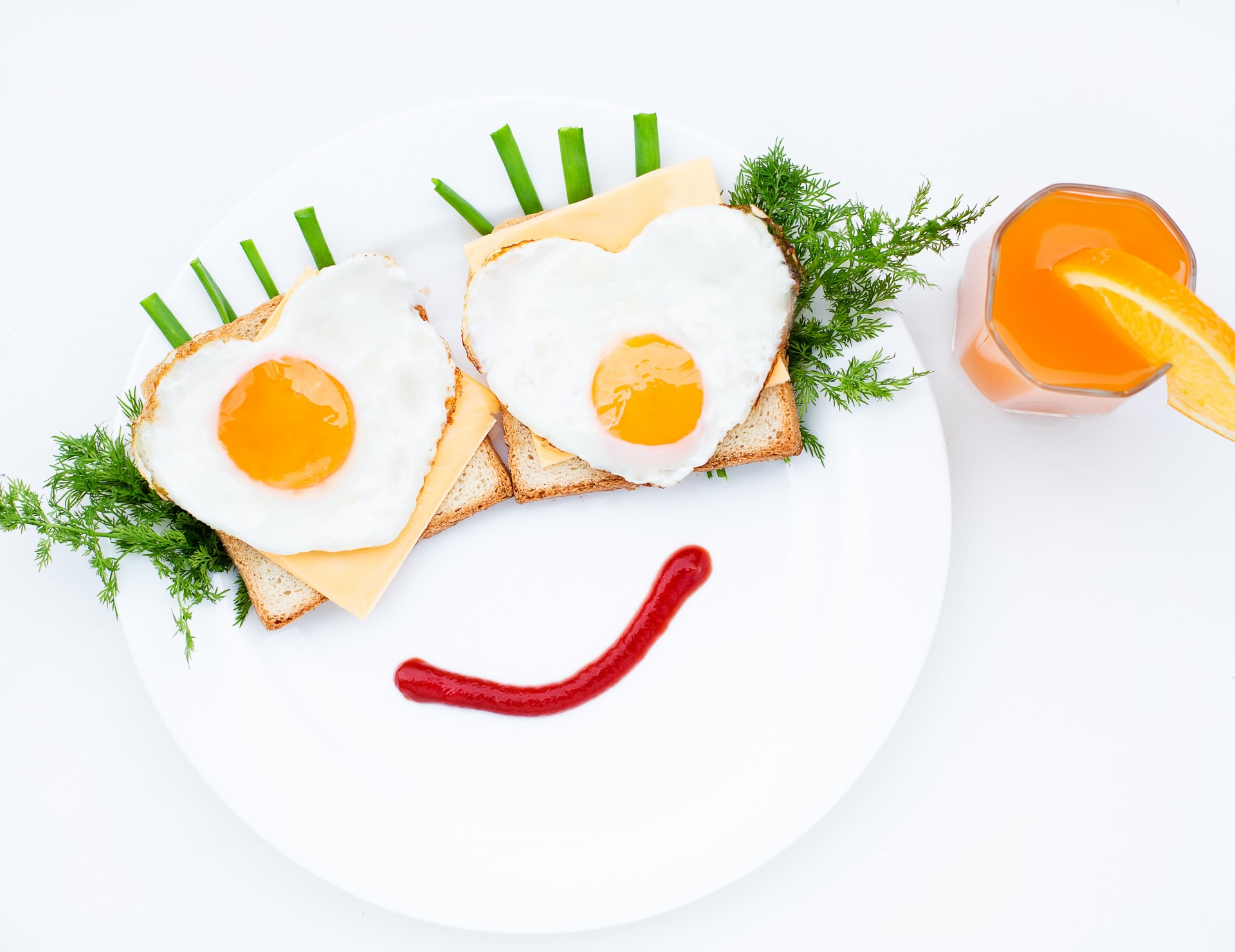 colazione vetro cipolla verde succo di frutta cibo uova strapazzate pane piatto creatività aneto