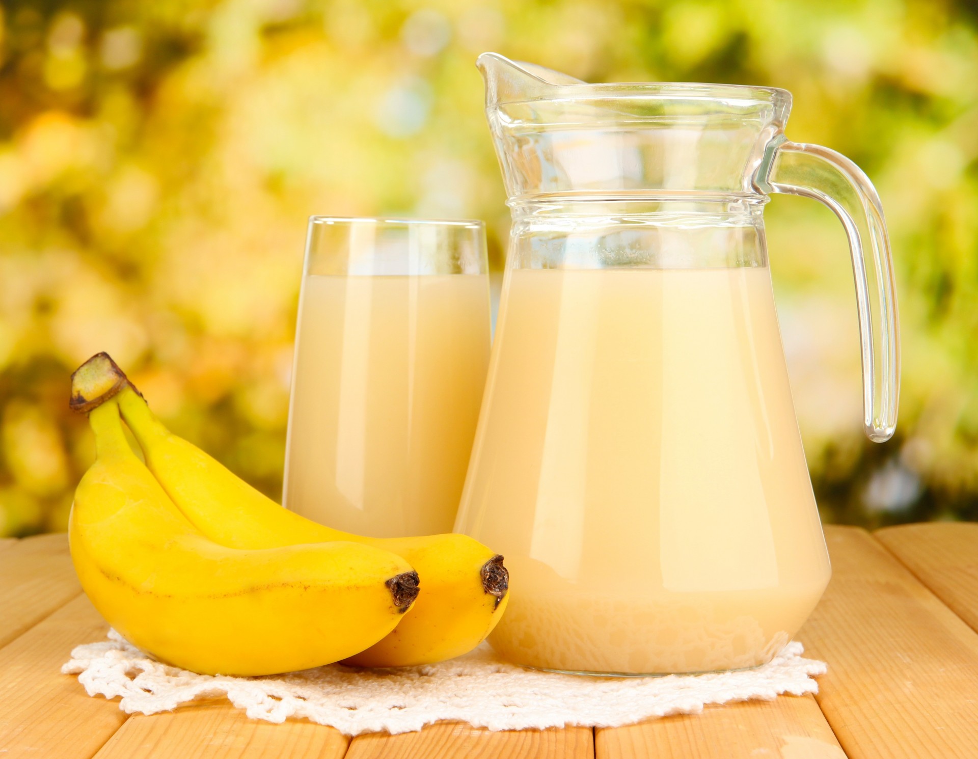 succo caraffa vetro tavolo tovagliolo banane