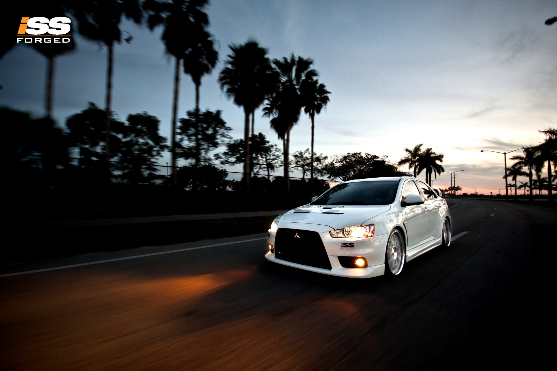 coche deporte mitsubishi lancer noche velocidad palmeras faros iss carretera