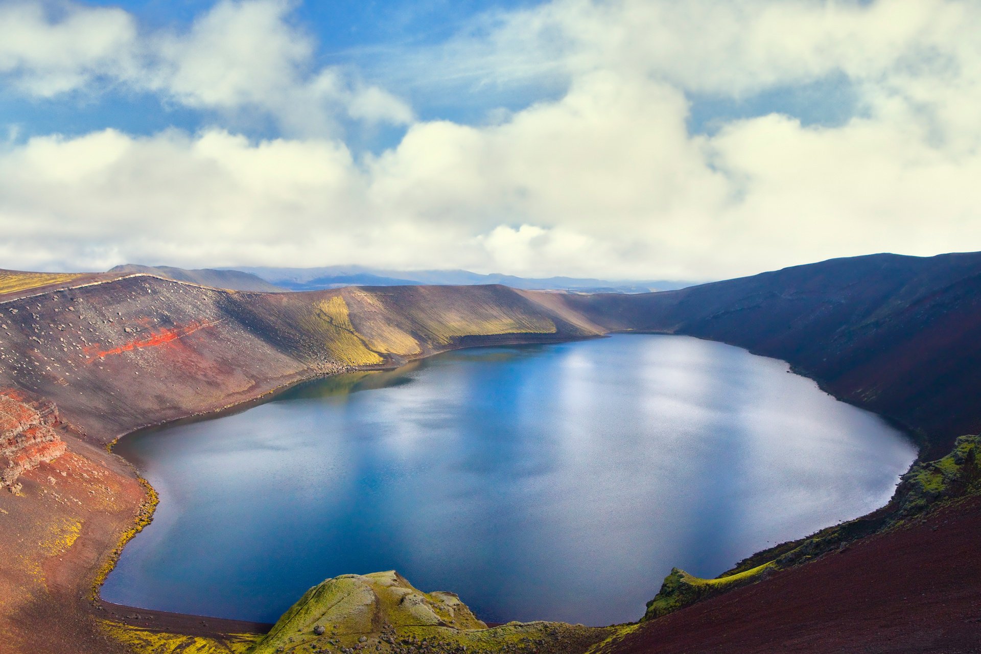 isla volcán cielo lago islandia iceland