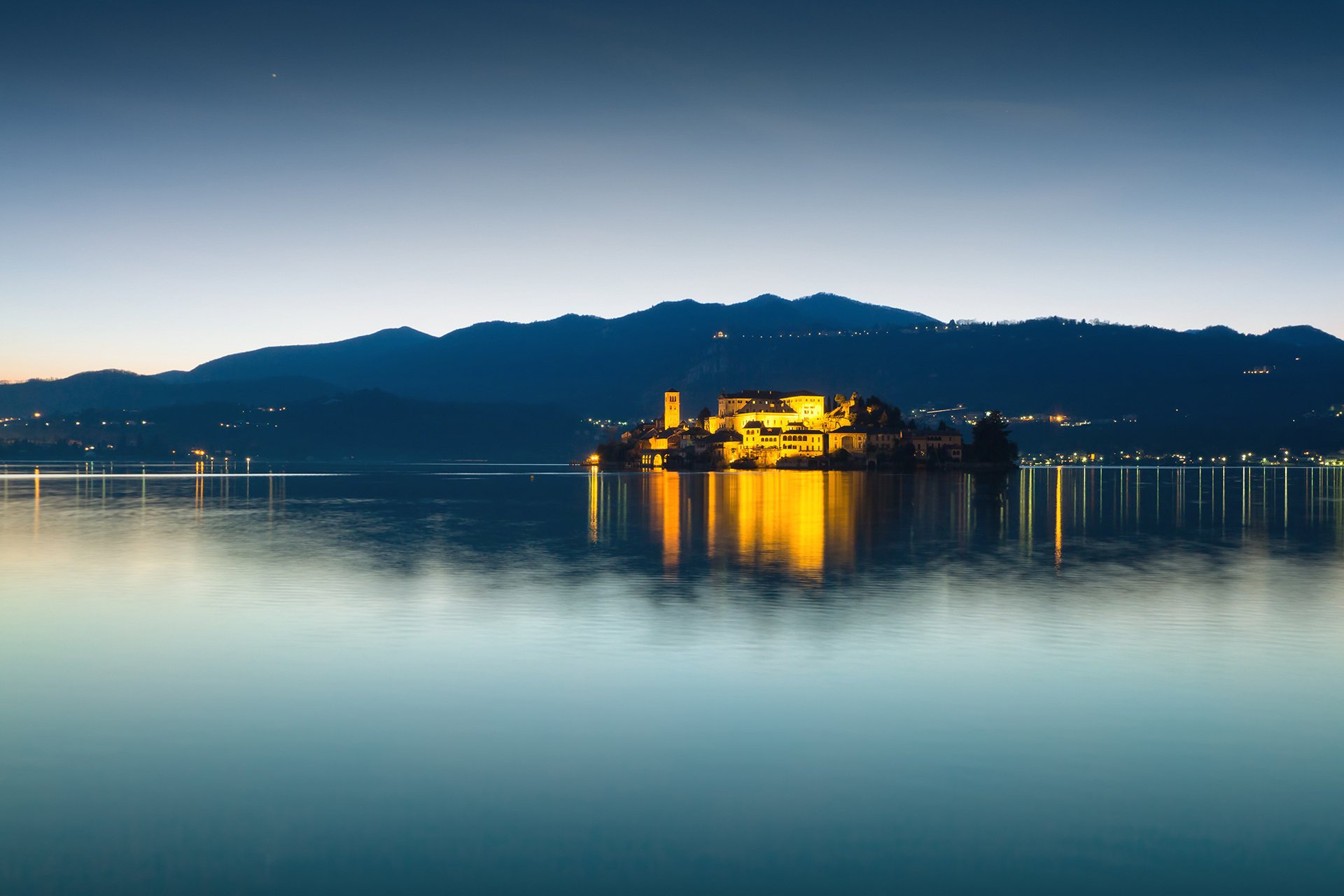 lumières lac rivière maisons ciel soirée