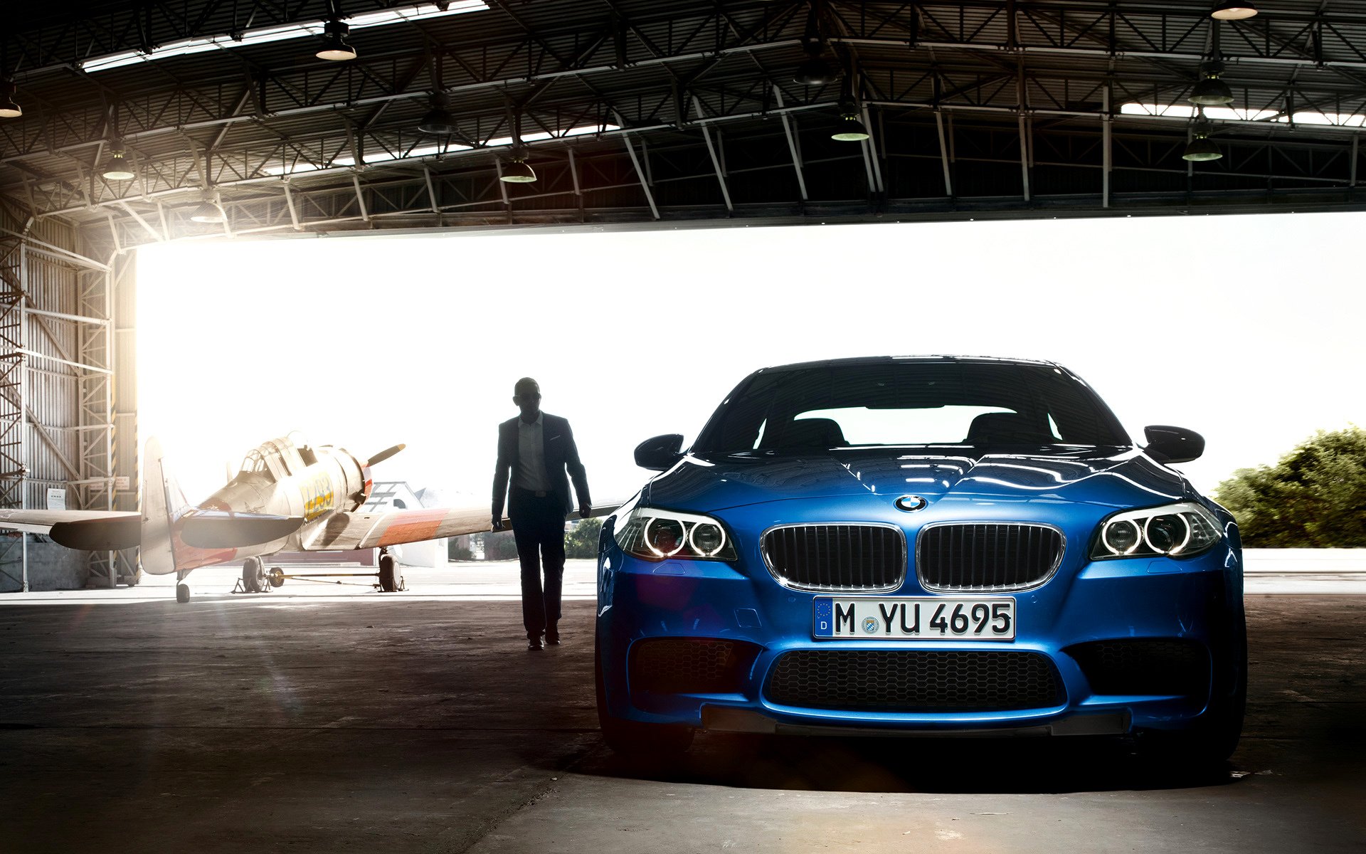 bmw m5 2011 maszyna hangar człowiek samolot światło samochód samolot 1920x1200