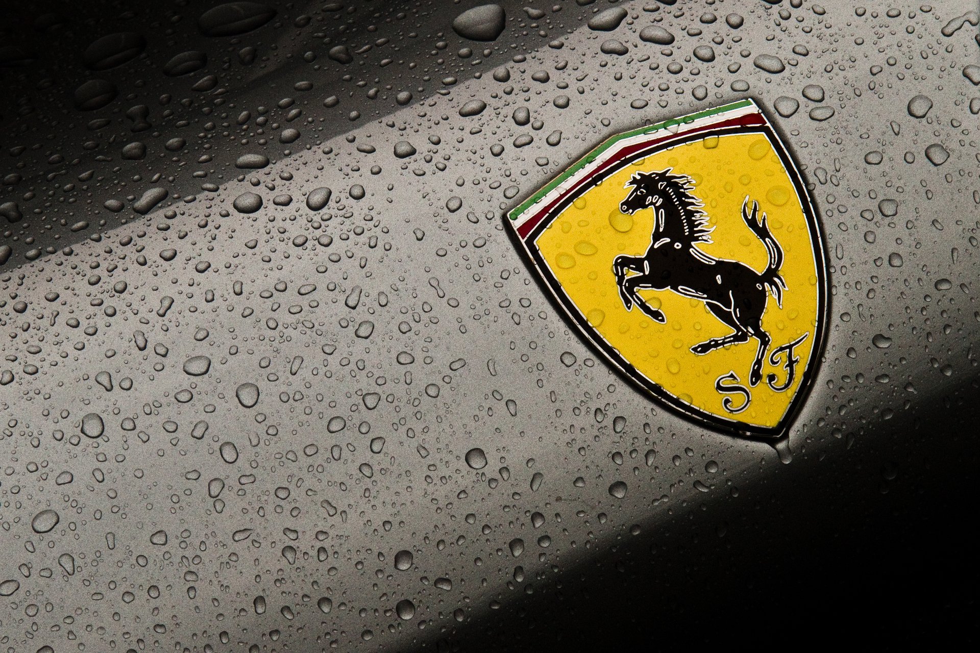 ferrari ferrari fondo macro escudo de armas logotipo emblema gotas auto foto coches auto fondos de pantalla coches