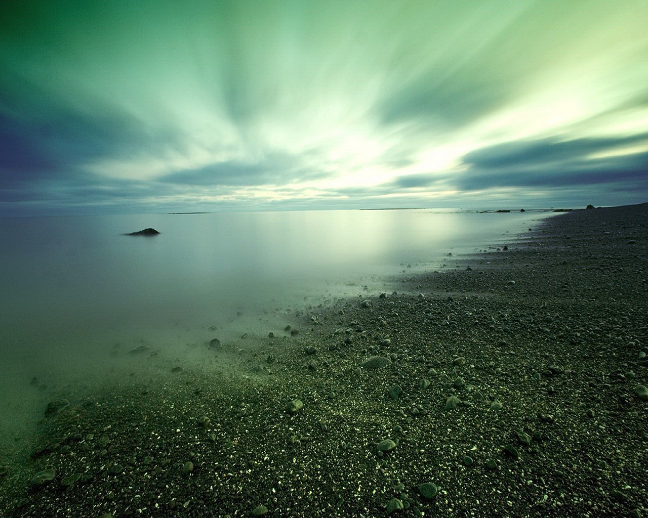 costa piedras agua nubes