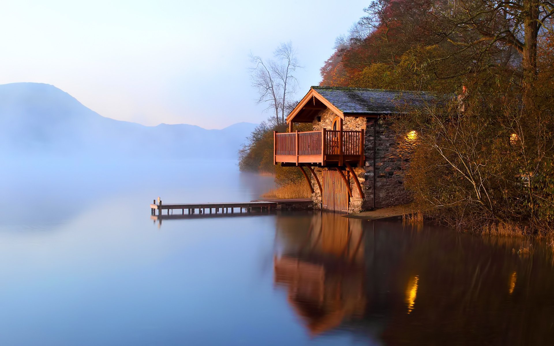 alba nebbia fienile lago molo autunno