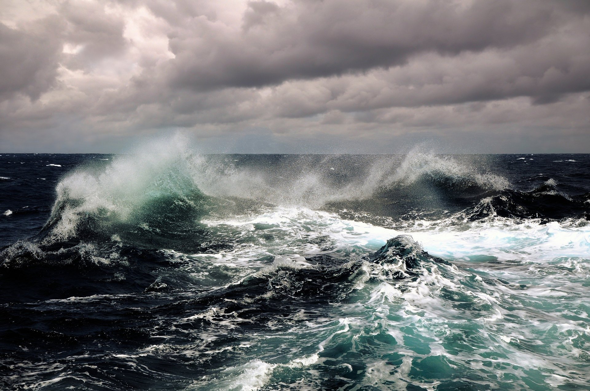 sturm ozean spray wellen schaum himmel wolken wasser