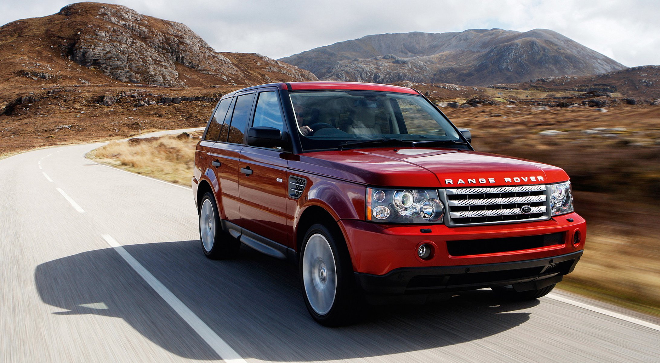 rojo land rover montañas