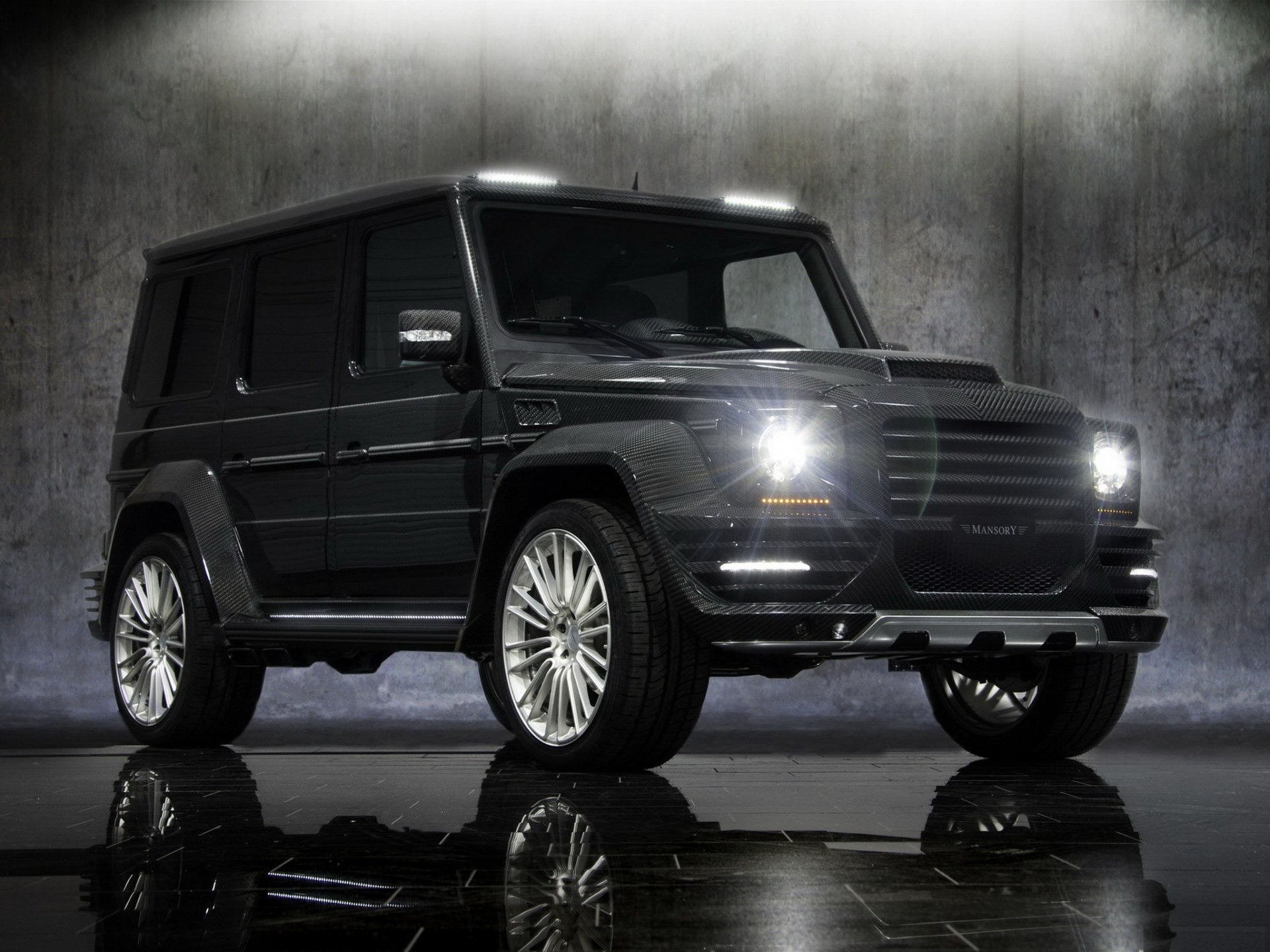 mansory mercedes-benz g-couture gelendwagen dużo węgla światło reflektorów