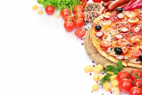 Pizza appetitosa con ciliegie e olive